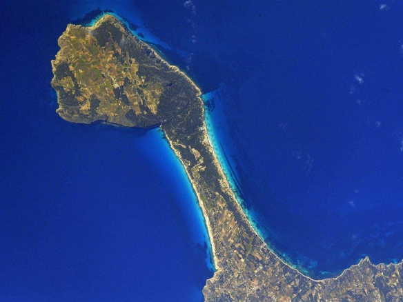 VENTA DEL HOTEL EN PRIMERA LINEA DE PLAYA EN LA ISLA DE FORMENTERA, IBIZA