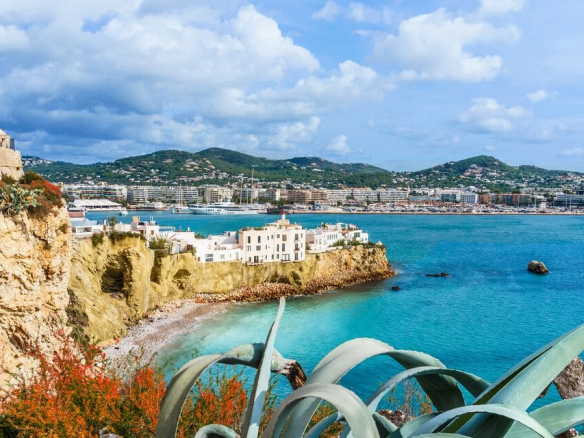 VENTA DE HOTEL EN PRIMERA LINEA DE PLAYA PARA CAPEX Y SUBIR DE CATEGORIA EN IBIZA