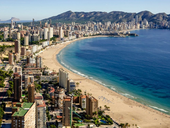 VENTA DEL HOTEL EN FUNCIONAMIENTO EN SEGUNDA LINEA DE PLAYA DE BENIDORM