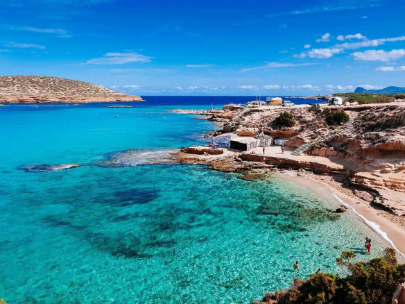 VENTA HOTEL EN FUNCIONAMIENTO EN PRIMERA LINEA DE PLAYA PARA CAPEX EN IBIZA