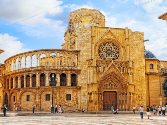 VENTA DEL HOTEL BOUTIQUE CON APARTAMENTOS TURISTICOS EN CIUDAD VELLA DE VALENCIA