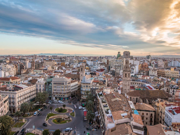 EDIFICIO REHABITADO CON CINCO PISOS, EN VENTA EN PLENO CENTRO DE VALENCIA
