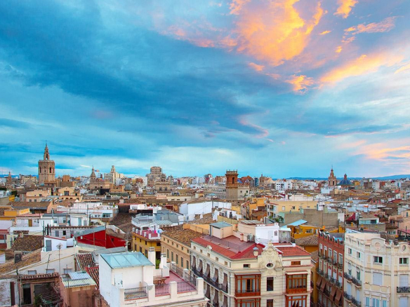 VENTA DEL HOTEL A ESTRENAR DE 4 ESTRELLAS CERCA DE LA PLAZA DE LA REINA DE VALENCIA