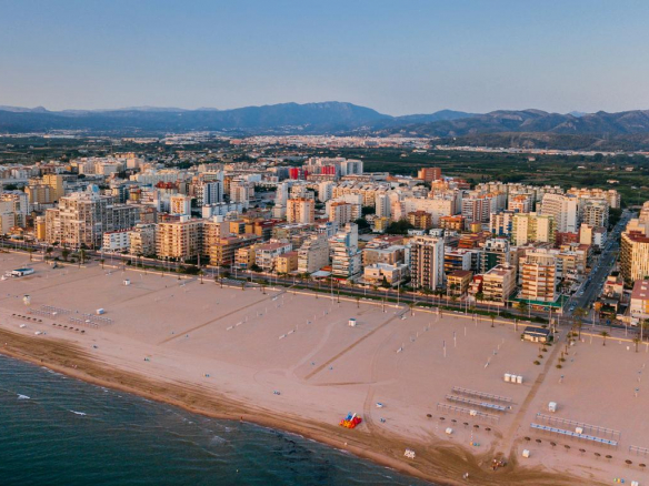 VENTA DEL HOTEL CON COMPLEJO EN PRIMERA LINEA DE PLAYA DE GANDIA, VALENCIA